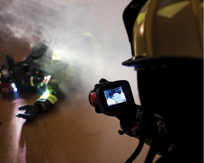 Thermal Imaging vs Traditional Night Vision: Which Technology Is Better for Professional Operations? Thermal Imaging vs Traditional Night Vision: Which Technology Is Better for Professional Operations?(pic1)